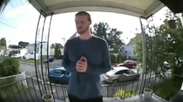 Papa is niet thuis maar kan dankzij handige deurbelcamera toch ff de date van zijn dochter ondervragen