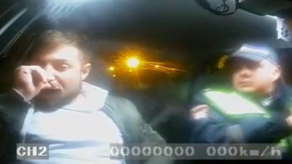 Dronken Rus probeert zijn rijbewijs op te eten als politie hem aanhoudt