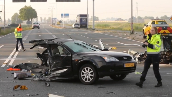 Auto breekt doormidden na horrorcrash in Honselerdijk, negen gewonden