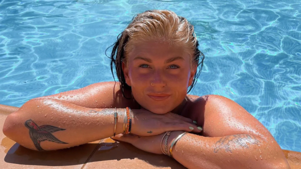 Roxeanne Hazes viert body-positivity in haar eigen bikinibody