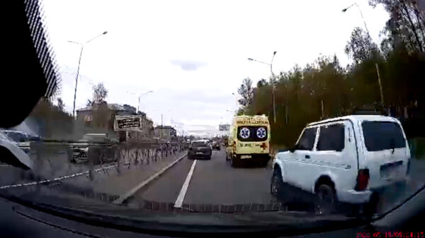 Dit is waarom je nooit als een idioot achter een ambulance hangt