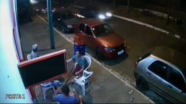 Man met krukken ligt dankzij autoband opnieuw compleet in de kreukels