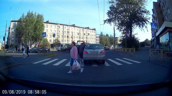 Voetganger heeft totaal geen last van hufter die op het zebrapad stilstaat