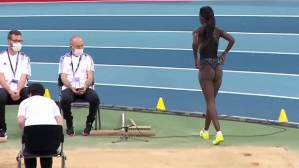 Juryleden gluren even ongegeneerd naar het achterste van verspringster Fatima Diame