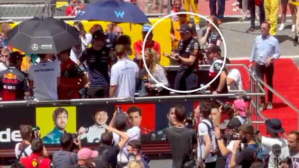 Max Verstappen geeft Lewis Hamilton dubbele middelvinger tijdens drivers parade
