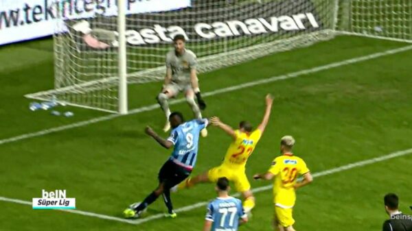 Doelpunt van het jaar? Mario Balotelli scoort met een 8-dubbele schaar en een rabona