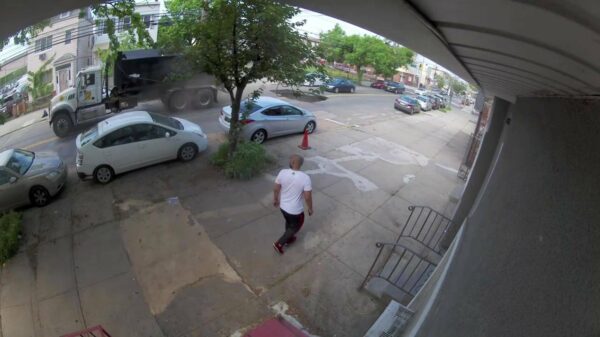 Joekel van een sinkhole opent zich onder vrachtwagen in Jersey City, USA