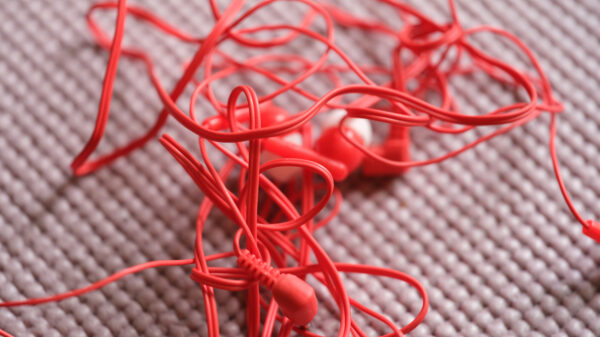 Dit is waarom de draadjes van je oordopjes altijd door elkaar raken