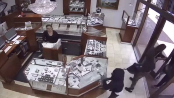 Deze juwelier laat zich niet zomaar overvallen en trapt iedereen eruit