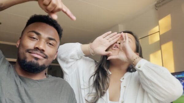 Een samenvatting van Kopen zonder Kijken met het meest jolige en positieve stel ooit