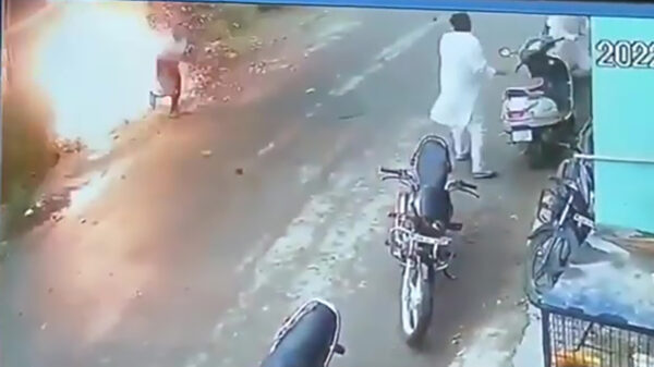 Avonturier is benieuwd wat er gebeurt als je in een open meterkast pist