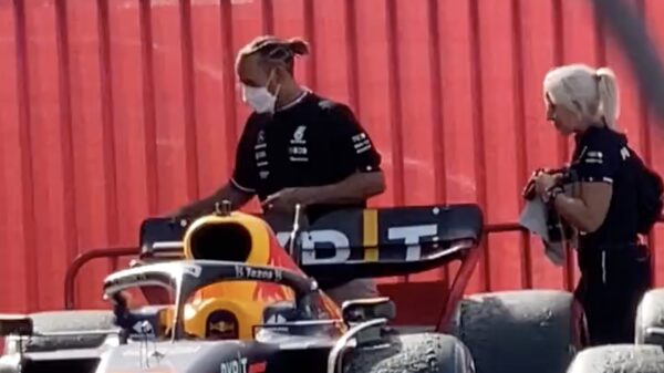Zit Lewis Hamilton na afloop van de GP in Barcelona aan de auto van Sergio Pérez?