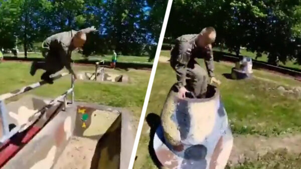 Poolse soldaat knalt over hindernisbaan alsof het een videogame is
