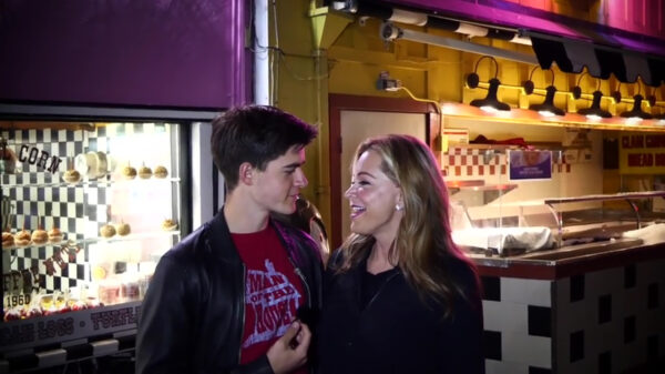 MILF is behoorlijk onder de indruk van deze jonge casanova