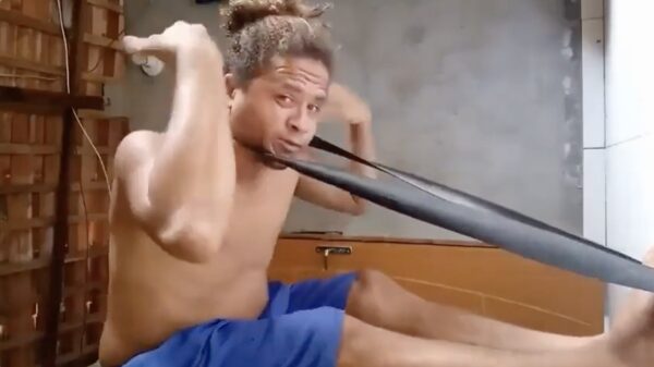 Zijn eerste en niet zo succesvolle work-out met de keelklopper 3000