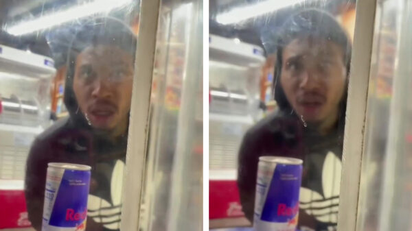 Stoertje wordt boos als hij door een trollende winkelmedewerker wordt versierd