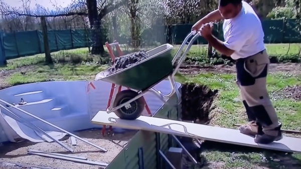 Kruiwagenprofessional demonstreert hoe je een zwembad in je achtertuin bouwt