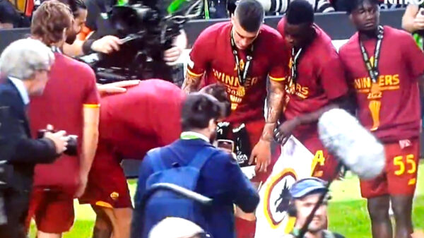 AS Roma-verdediger Gianluca Mancini beukt in op zijn feestende ploeggenoten