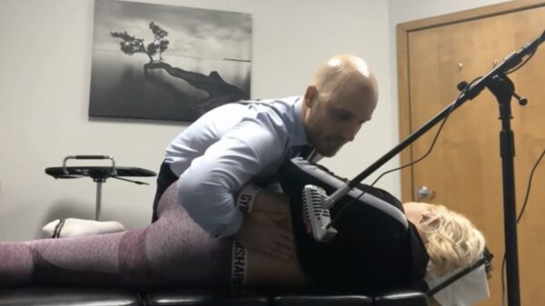 Deze blondine is misschien net iets té ontspannen bij de chiropractor