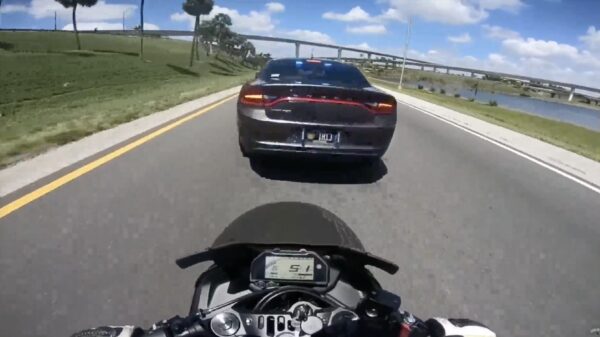 Ome agent trakteert motorrijder op een remtest die er VOL bovenop knalt