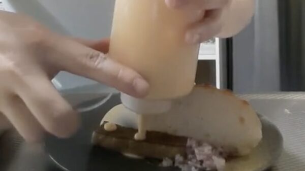 Zo zet je een broodje frikandel 2.0 op tafel