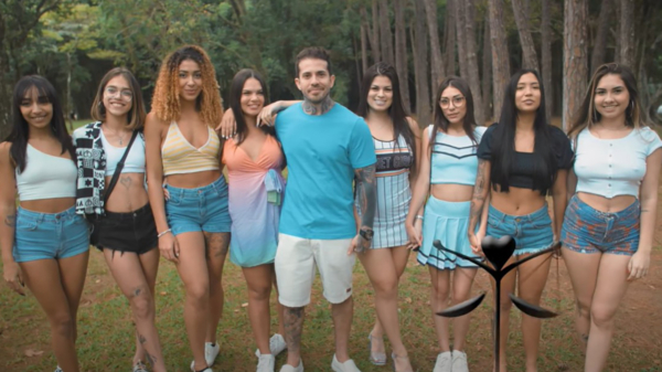 Braziliaanse geluksvogel heeft 1 vrouw en nog eens 7 vriendinnen