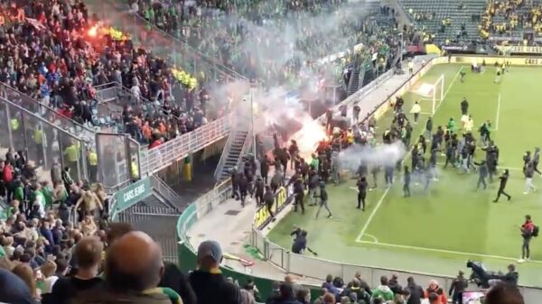 Supporters ADO Den Haag bestormen veld en uitvak na verloren wedstrijd tegen Excelsior