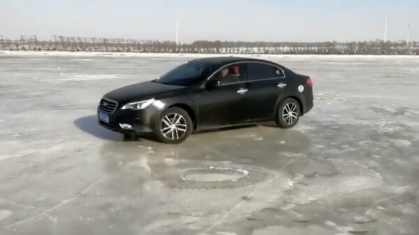 Kijk dan wat grappig, die auto komt gewoon op ons af glijden!