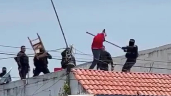 Deze beelden bewijzen dat je beter niet met de Mexicaanse politie kunt fokken