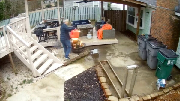 Vrouw zag romantisch avondje bij het vuur behoorlijk in het water vallen