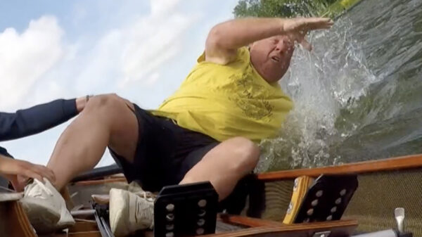 Heerlijke beelden: Peter Gillis valt in het water als hij een kano instapt