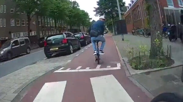 Kneusje op e-scooter haalt rechts in maar krijgt al snel een heerlijke portie karma voor z'n kiezen