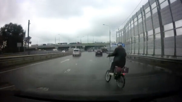 Speltip 99: check op de snelweg altijd of er een opa vanaf rechts invoegt