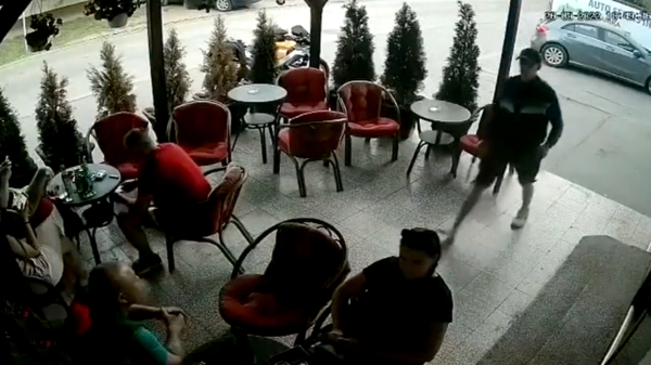 Aanslag op eigenaar Servische bar, toen z'n pistool faalde kwam hij terug met een granaat