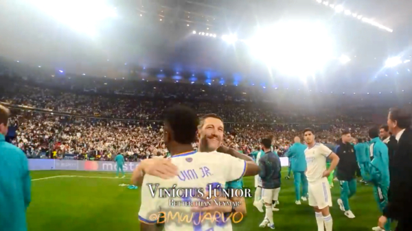 YouTuber trekt Real Madrid-outfit aan en viert overwinning met spelers op het veld