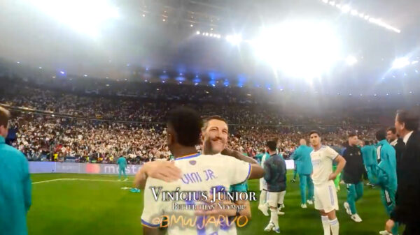 YouTuber trekt Real Madrid-outfit aan en viert overwinning met spelers op het veld