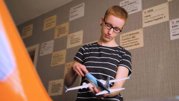 23-jarige Sara is verliefd op (en doet het met) een Boeing 737