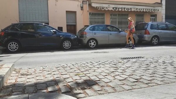 Señorita weet ondanks dat ze is klemgereden toch knap uit haar parkeervak weg te rijden