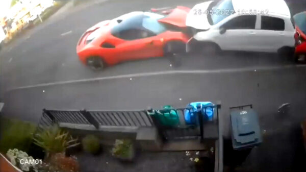 Bestuurder van een Ferrari SF90 ramt meerdere auto's en neemt de benen