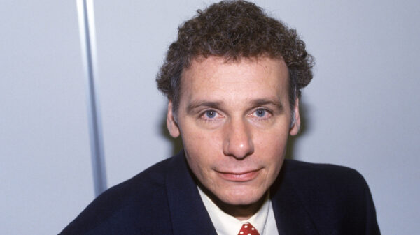 Ontbijtnieuws-legende Jan de Hoop in tranen tijdens zijn allerlaatste uitzending: "Erger dan Toine van Peperstraten"