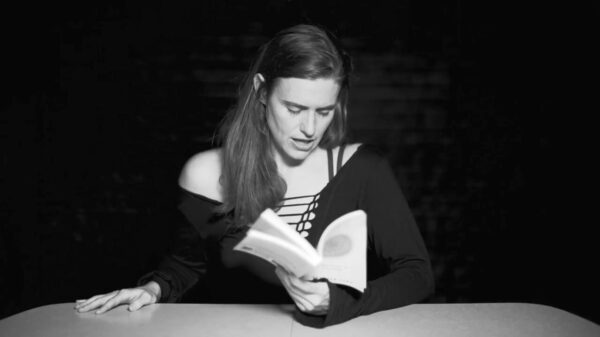 Deze voorleesmoeder heeft behoorlijk veel moeite met dit spannende verhaal