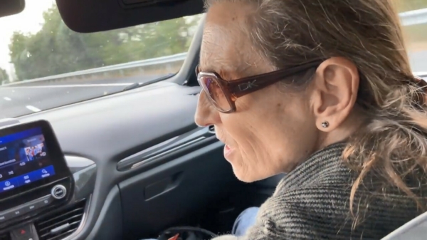 Vrouw behoorlijk pissig als d'r vent op topsnelheid over de Autobahn blijft rijden