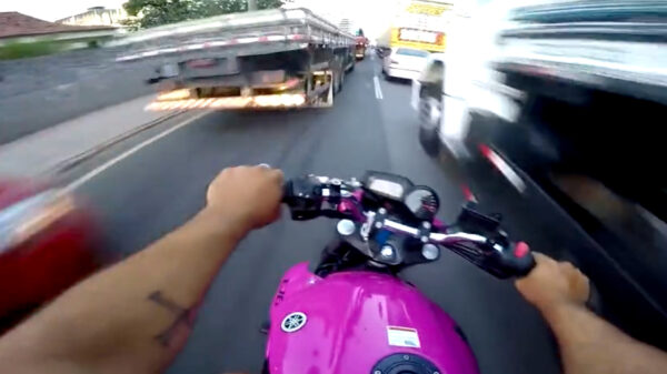 Braziliaan met 9 levens jankt met zijn motor door het verkeer
