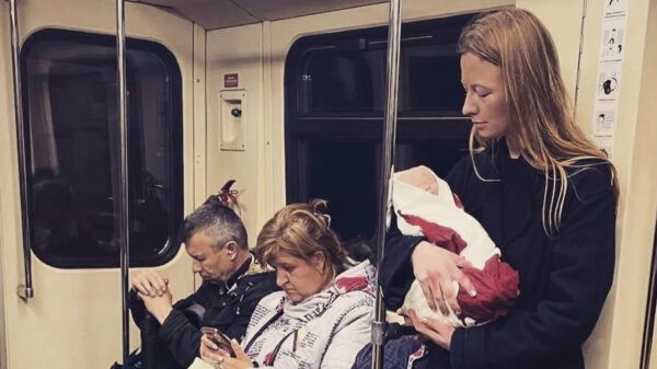 Russische filmmaakster met bloederige pop in metro: "Russische soldaten vermoorden kinderen in Oekraïne"