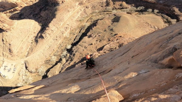 Wie gaat er mee een stukje basejumpen op exit point "Well-Done" in Utah?