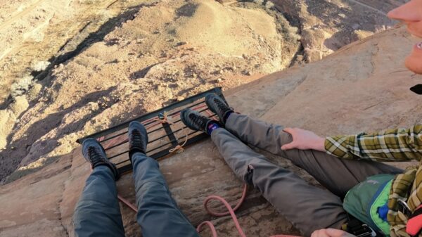 Wie gaat er mee een stukje basejumpen op exit point "Well-Done" in Utah?