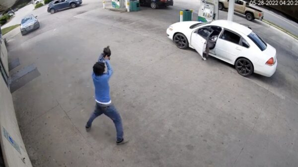 Ondertussen in Henderson: een rustig potje tanken verandert in wildwest-schietpartij