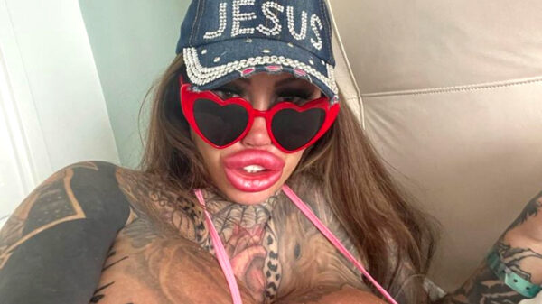 Instamodel Mary Magdalene uit vliegtuig gezet vanwege haar te grote voorgevel