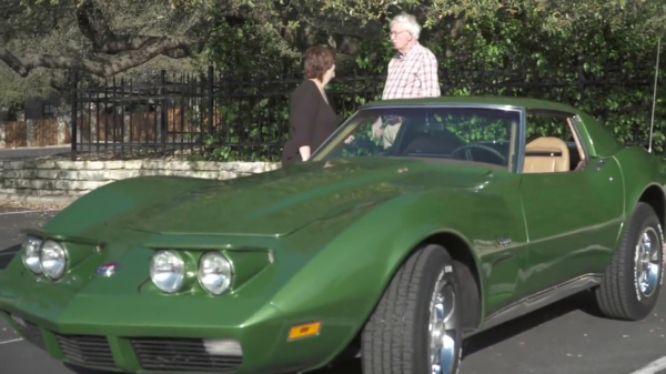 Bejaarde vader wordt verrast met de auto die hij vroeger uit geldnood moest verkopen