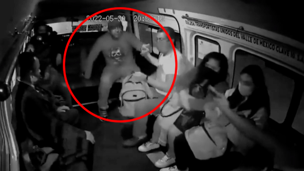 Mexicaanse man die aantal passagiers probeert te beroven krijgt een pak slaag